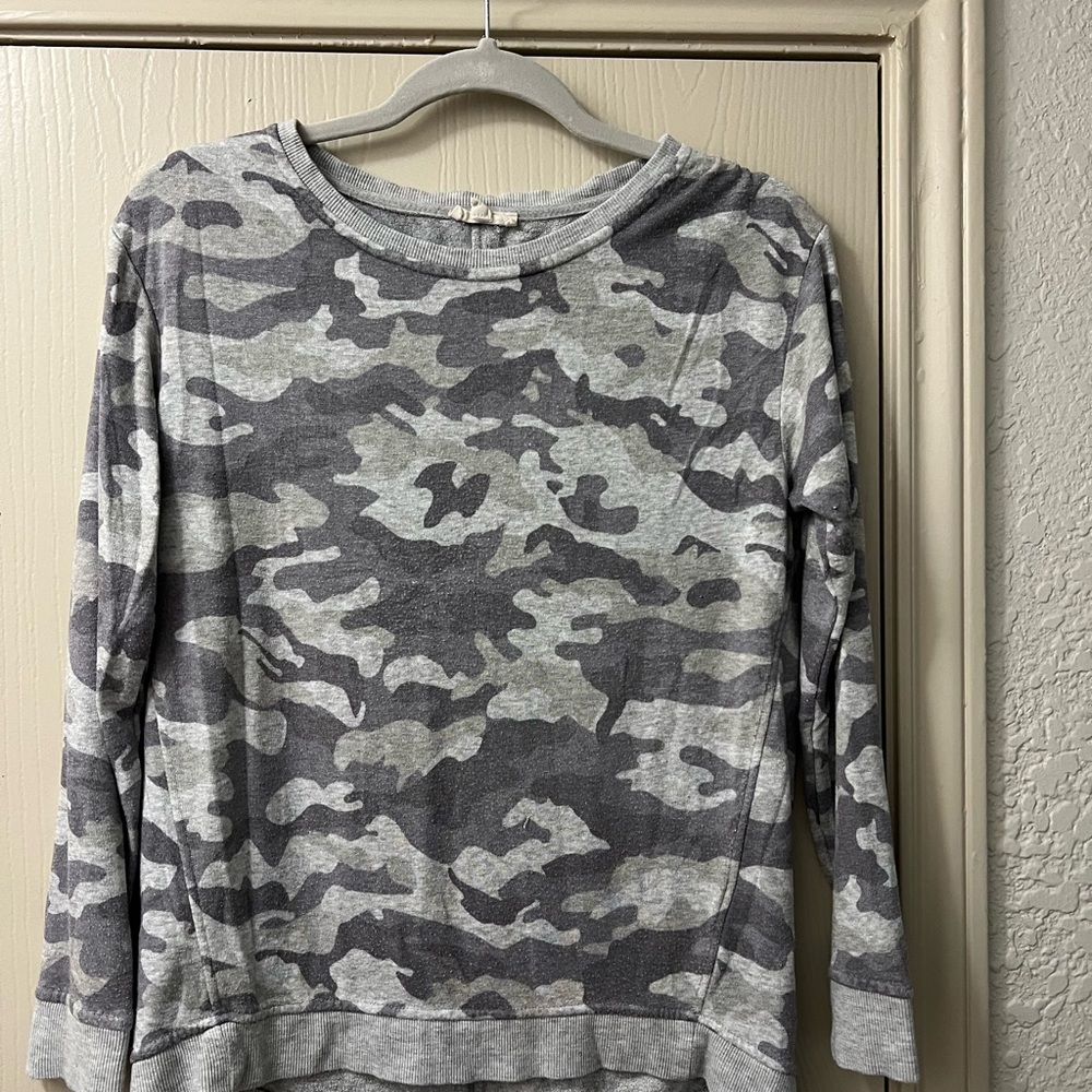 Cute camo sweatshirt. Good used condition.